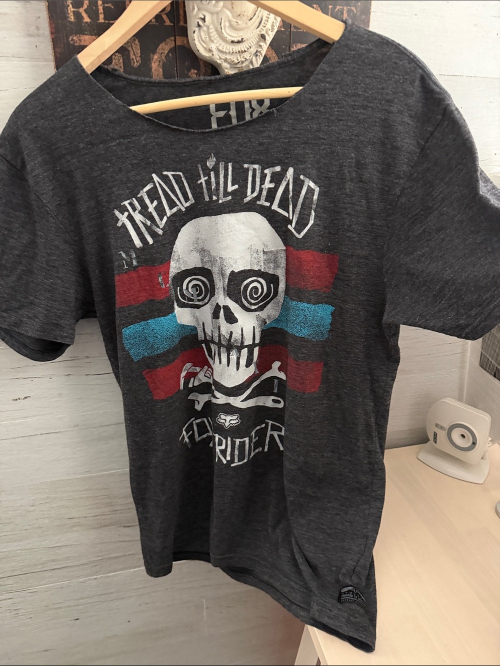 Fox Men's Dark Gray Skull Graphic Tee with Red & Blue Accents